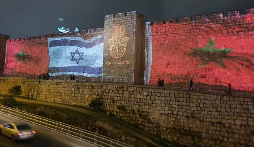 سلطات الاحتلال تنير أسوار القدس المحتلة بعلم المغرب 