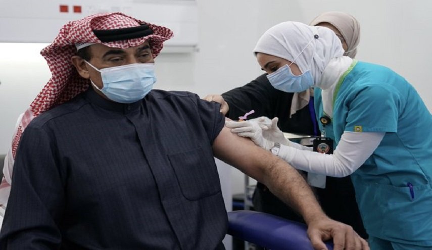 رئيس الوزراء الكويتي يفتتح حملة التلقيح ضد كورونا
