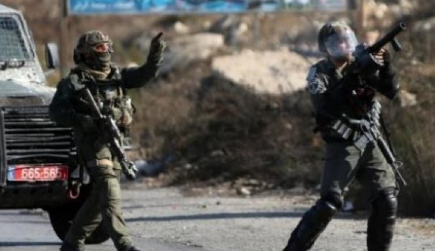 الاحتلال يصيب فلسطينيين خرجوا رفضا لإقامة بؤرة استيطانية في رام الله