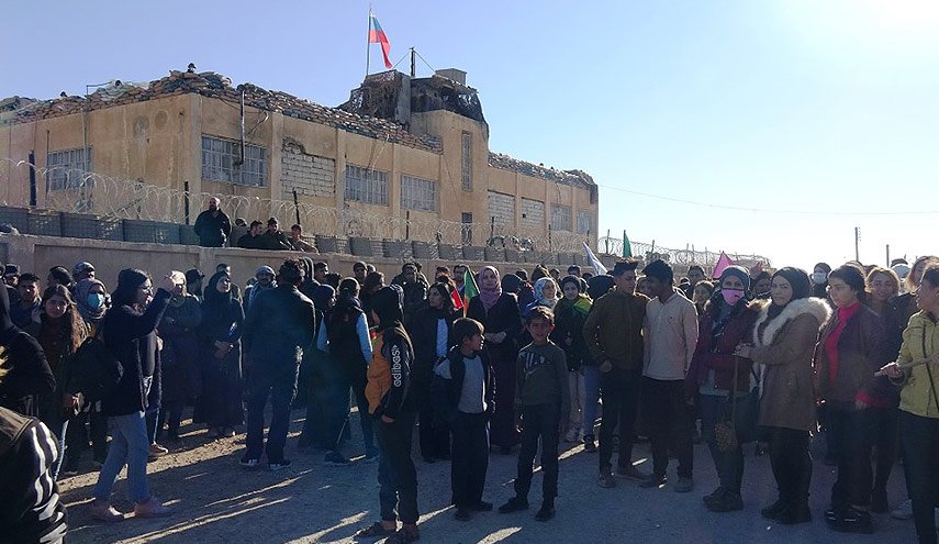 محتجون غاضبون يهاجمون قاعدة روسية في عين عيسى شمالي سوريا