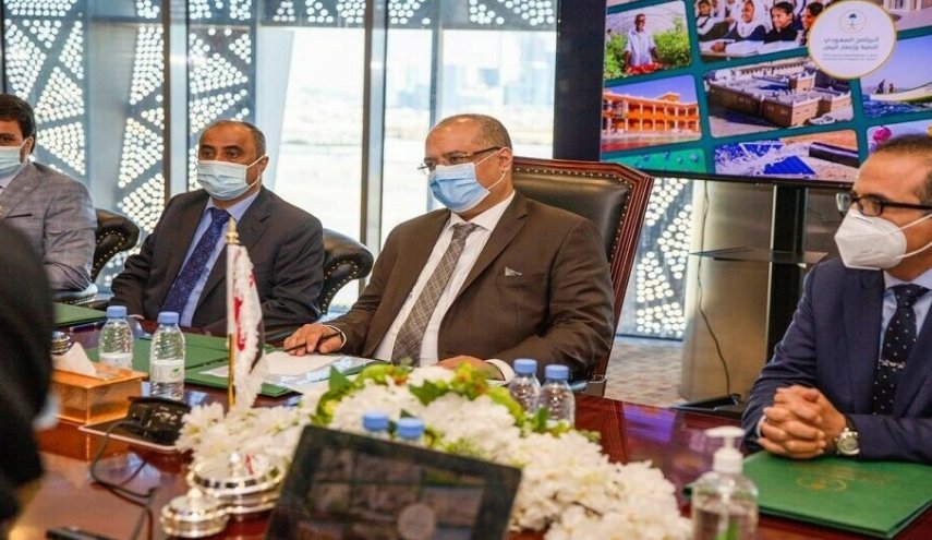 الرياض تطلق مشاريع تنموية في مناطق سيطرة الفار هادي