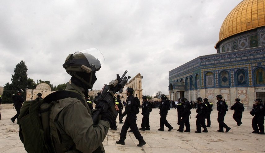 الاحتلال يزيل أعلام فلسطين من القدس المحتلة