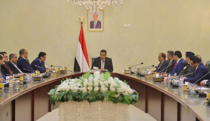 حكومة هادي الجديدة تعقد اجتماعها الأول منذ تشكيلها بتوجيه اتهام لايران