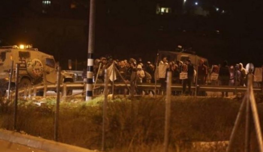 رشق مركبات فلسطينيين بالحجارة جنوب نابلس