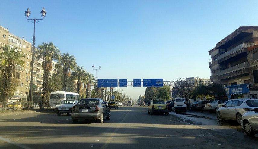 سوريا .. سيارة ترمي شابا على أوتوستراد المزة مع كيس من المال