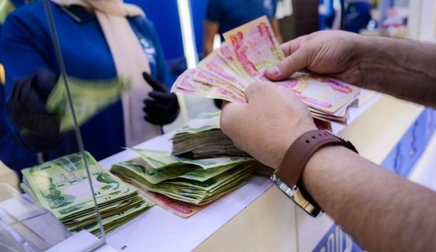 العراق.. التوجه لإلغاء الاستقطاعات من رواتب الموظفين