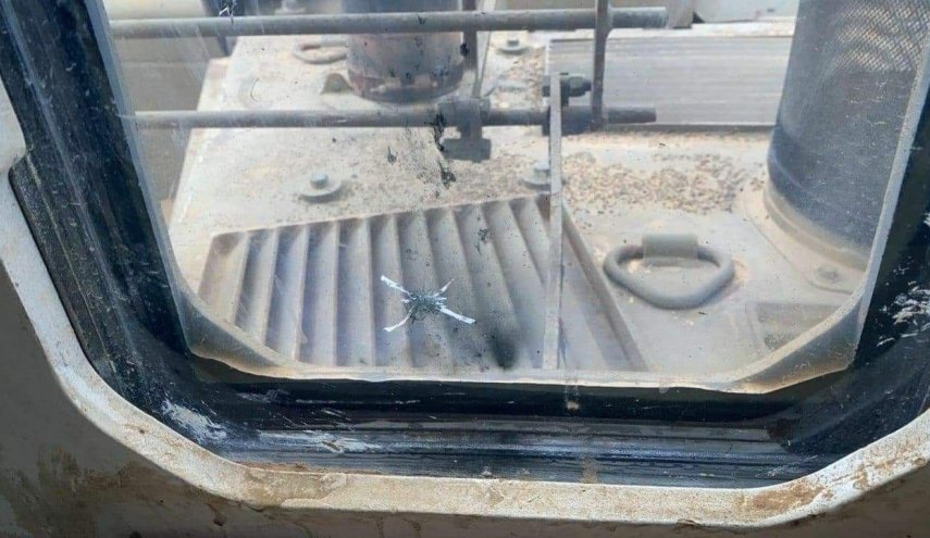 بالصور.. رصاصات المقاومة تصيب زجاج جرافة اسرائيلية