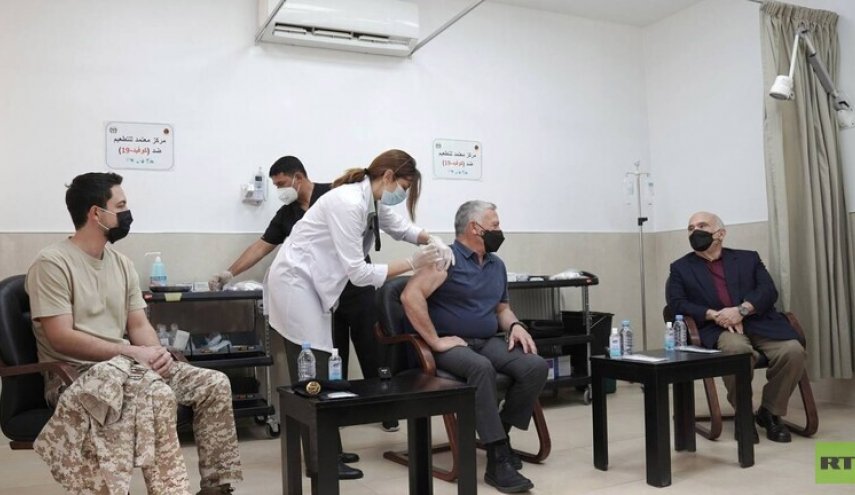 الملك الأردني وولي العهد يتلقيان لقاح كورونا