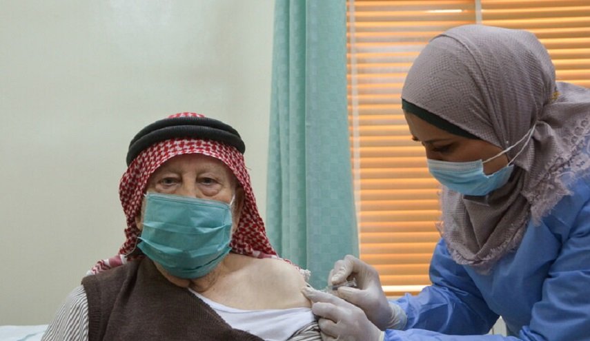 الأردن يبدأ بإعطاء لقاح كورونا للاجئين