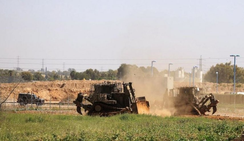 جرافات الاحتلال تتوغل في أراضي المواطنين الفلسطينيين جنوبي قطاع غزة 