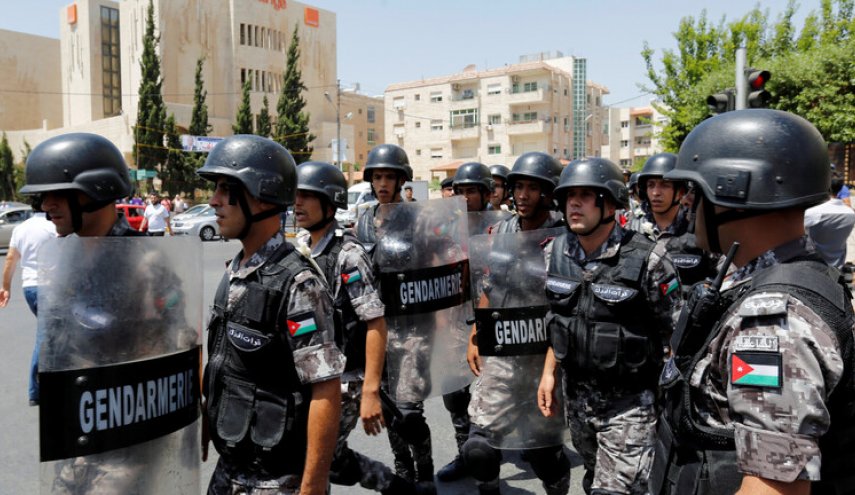 الأردن.. مداهمة أمنية في البادية الشمالية وضبط مطلوبين وأسلحة ومخدرات
