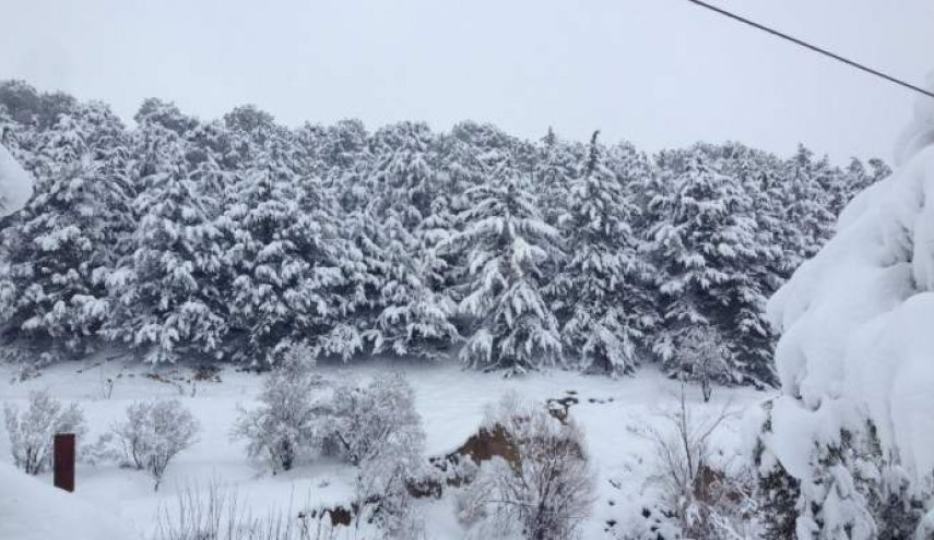 قطع بعض الطرق الجبلية في لبنان بسبب تراكم الثلوج