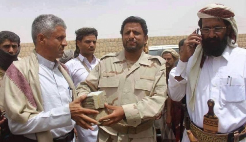 مسؤول في عدن: اغلب قياداتنا عملاء ويتقاضون رواتبهم بالدولار