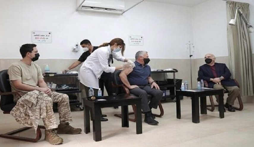 ملك عربي يكشف عما حدث له بعد تلقي لقاح كورونا