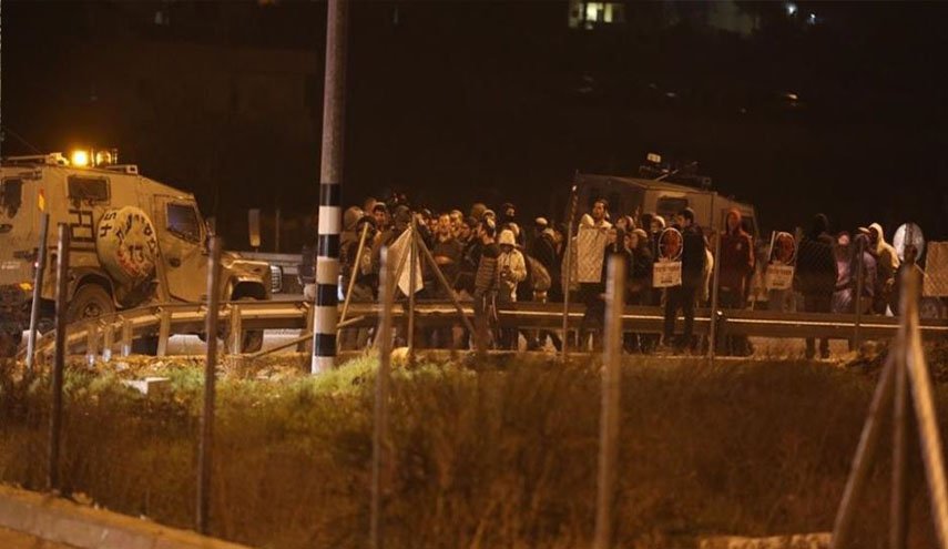 مستوطنون يهاجمون مركبات مواطنين فلسطينيين جنوبي نابلس