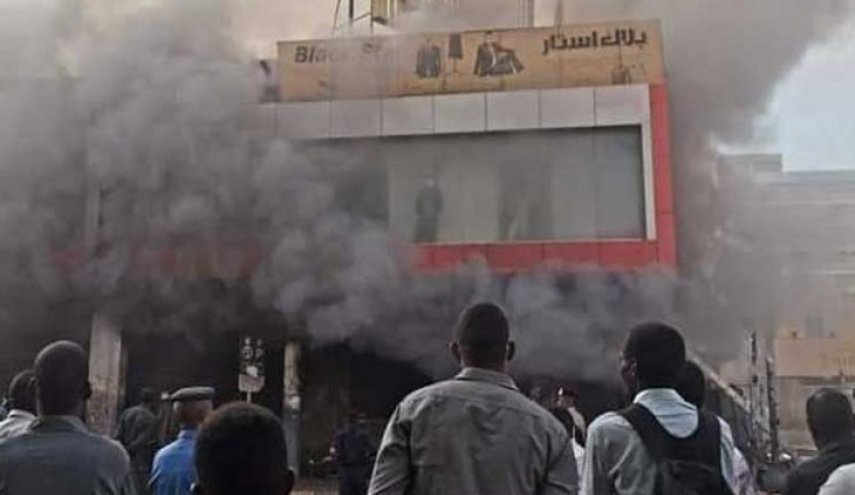 حريق هائل في مجمع تجاري عند القصر الرئاسي بالخرطوم