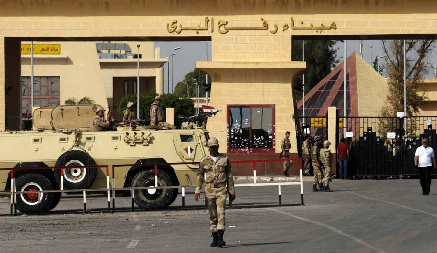 الفصائل الفلسطينية تدعو مصر لتخفيف معاناة مسافري رفح