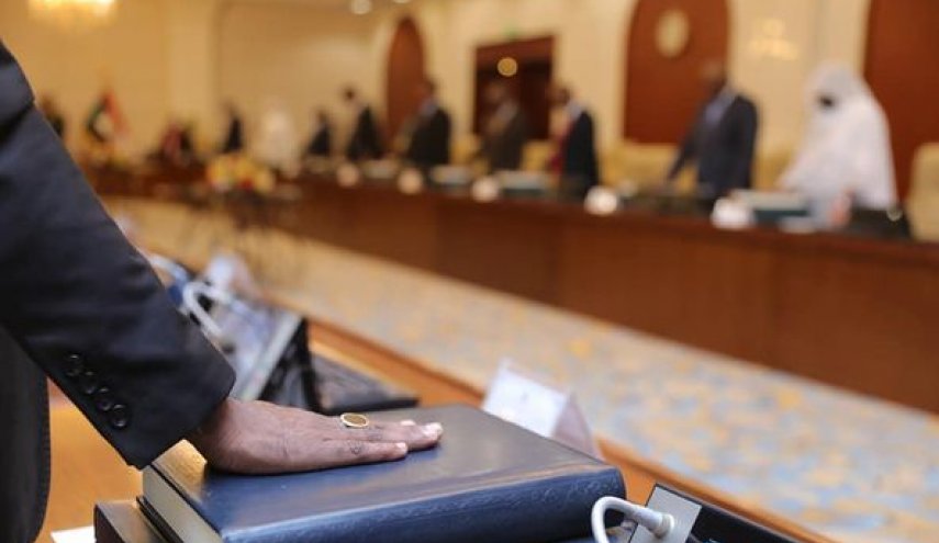 الوزراء الجدد في الحكومة السودانية يؤدون اليمين الدستورية