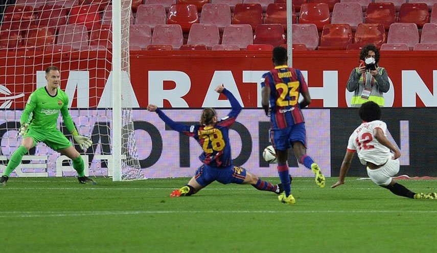 شاهد.. إشبيلية يضع قدما في نهائي كأس إسبانيا بثنائية في شباك برشلونة