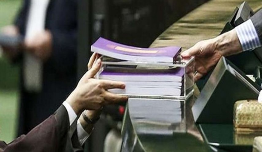 البرلمان الايراني يتسلم مشروع قانون الموازنة العامة المعدل