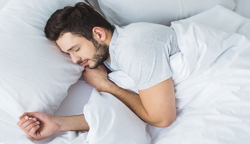 لن تصدق ماذا يحدث عند النوم بشعر مبلل!