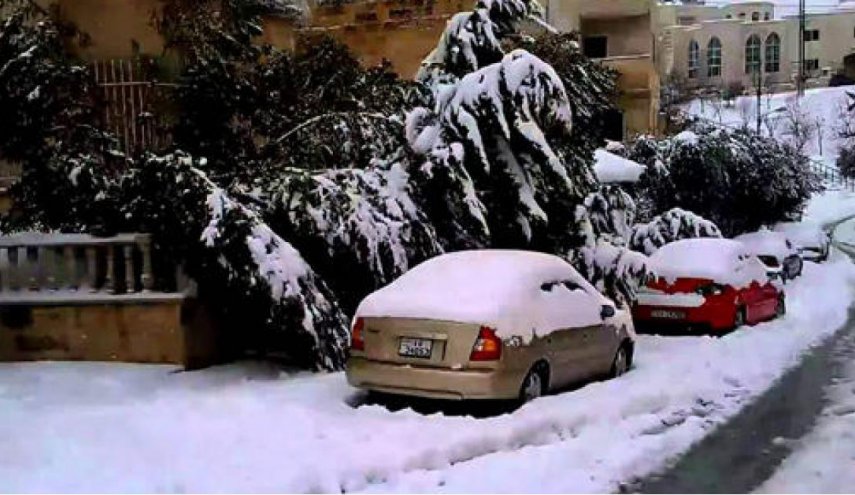 استمرار هطول الثلوج في الأردن والجيش يساعد في فتح الطرقات