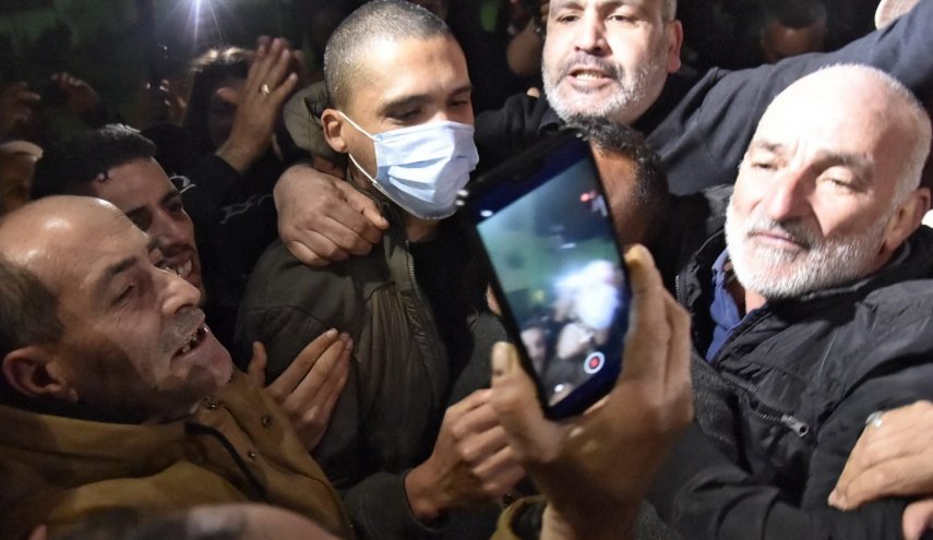 الجزائر تفرج عن عدد من المعارضين والناشطين.. من هو رشيد نكاز 