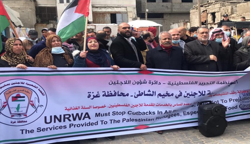 شاهد.. لاجئون يغلقون مقرات التموين التابعة للأنروا في قطاع غزة
