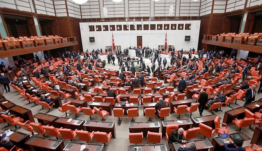 انقرة تفتح تحقيقا مع نائبة مؤيدة للأكراد حول صلات بمسلحين