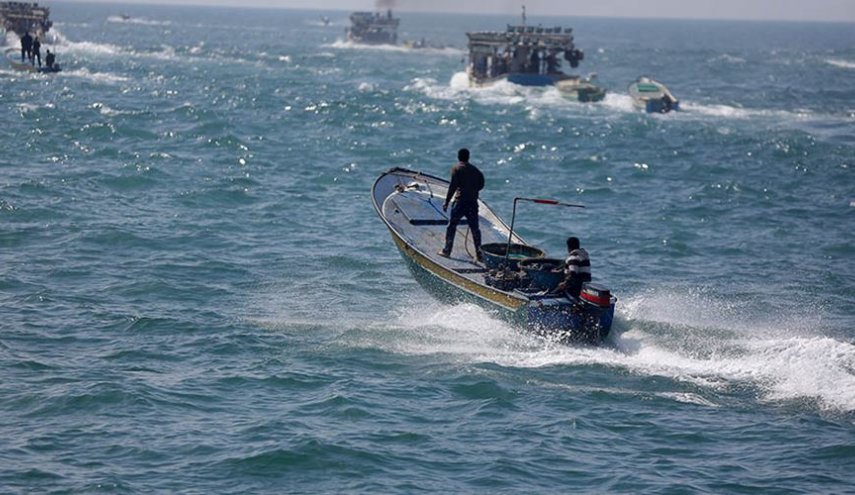 قوات الاحتلال تستهدف قاربًا فلسطينيًّا في عرض بحر غزة
