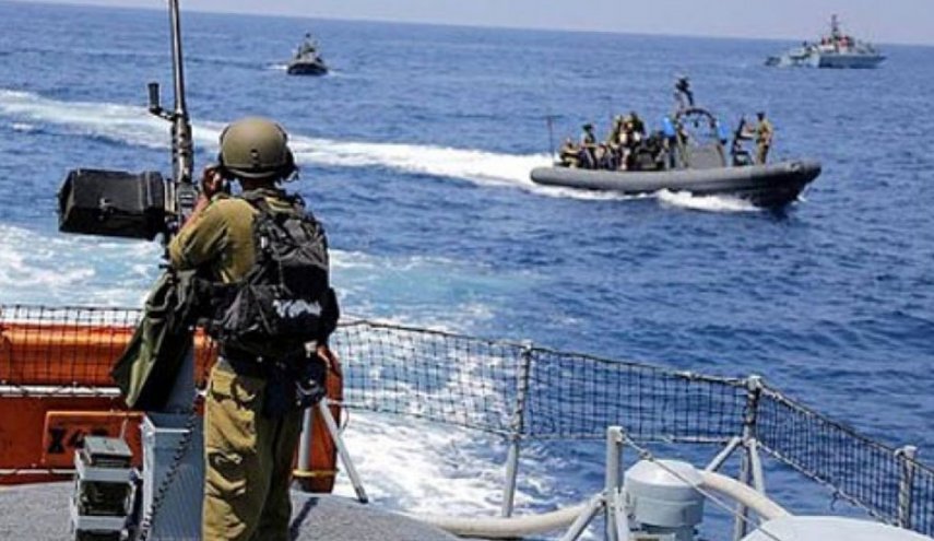 زوارق الاحتلال تستهدف مراكب الصيادين في بحر غزة