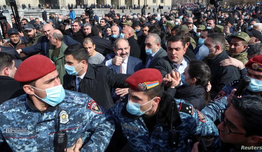  رئيس وزراء أرمينيا يحذر من انقلاب عسكري ضده