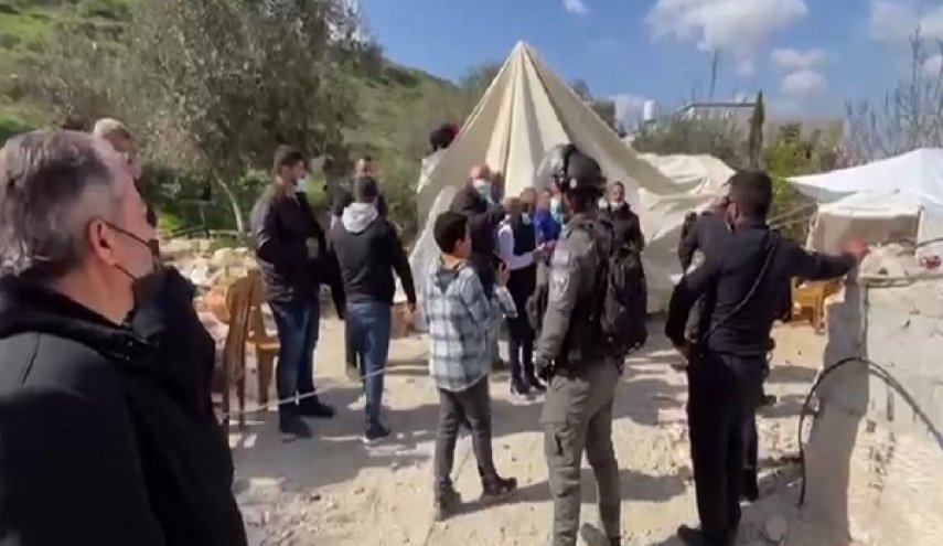 قوات الاحتلال تداهم خيمة أقامتها عائلة فلسطينية شرقي القدس المحتلة
