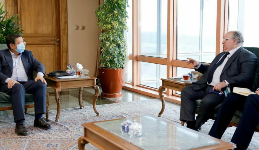 همتي يبحث مع مدير البنك التجاري العراقي تحويل الارصدة الايرانية