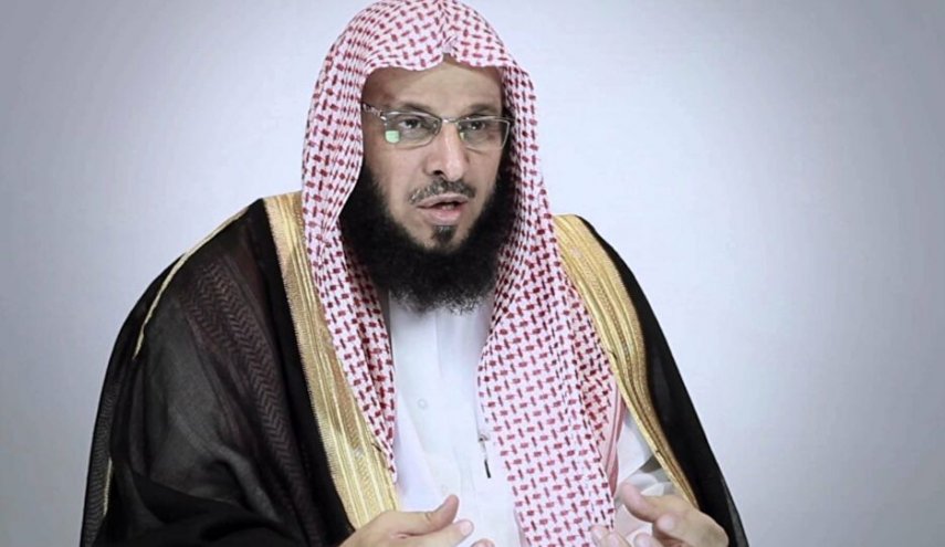 عايض القرني يثير سخرية المغردين بتهديده بايدن بانتحاريين