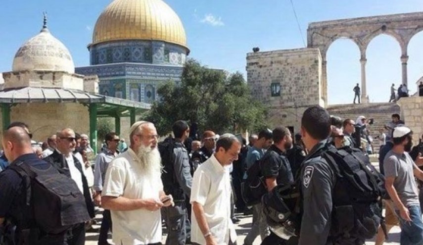 عشرات المستوطنين يقتحمون الأقصى وإجراءات تهويدية للمسجد الإبراهيمي