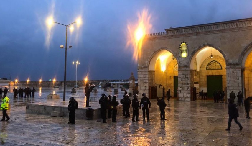 آلاف من أهالي الداخل الفلسطیني يشدون الرحال إلى الأقصى إحياءً للرباط