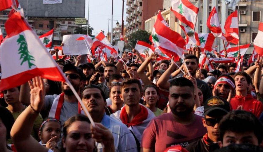 سيارة تدهس عددا من المحتجين اللبنانيين
