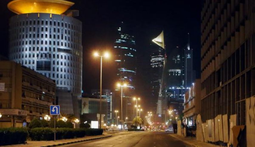الكويت تهدد بترحيل الوافدين غير الملتزمين بحظر التجول