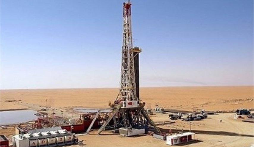 حفر اول بئر نفط في حقل 