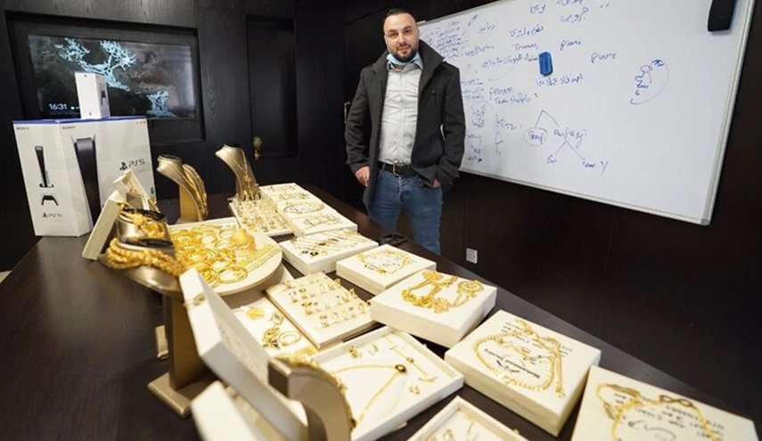 الاردن... رجل أعمال يوزع ذهبا وهواتف آيفون على موظفيه 