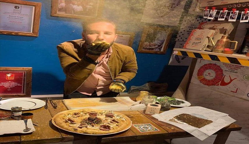 طباخ يقدم 