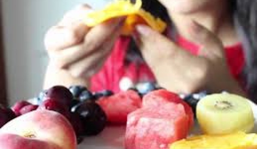خبراء التغذية يحذرون من تناول الفواكه ليلا لهذه الاسباب