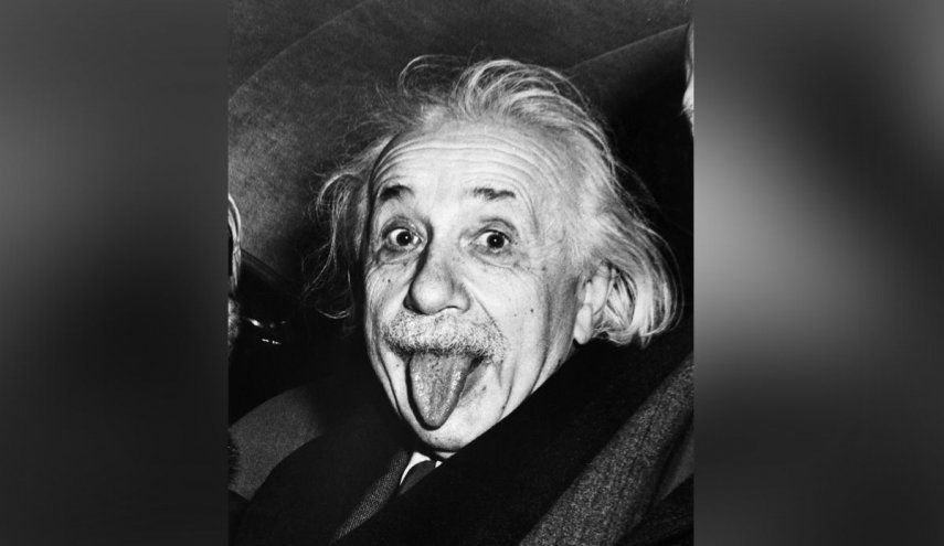 في عيد ميلاده.. قصة الصورة التي أخرج فيها آينشتاين لسانه