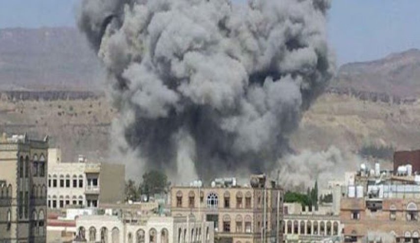 مشهد يدمي القلوب.. رضيع يمني جريح يتمسك بوالدته الشهيدة