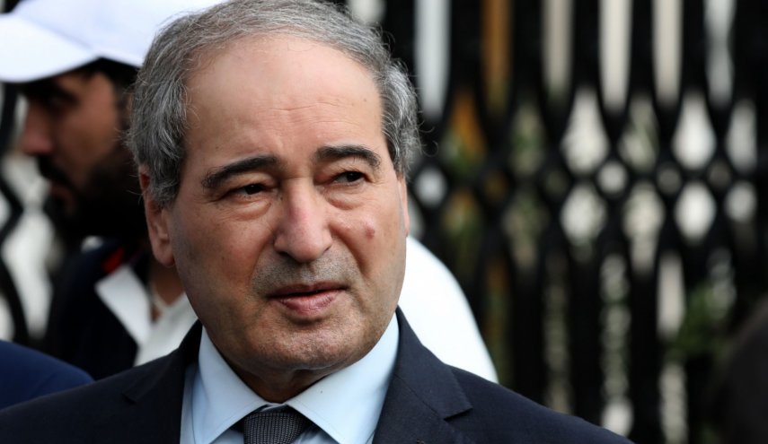 في أول زيارة له لبلد عربي.. المقداد يصل الى العاصمة العمانية مسقط
