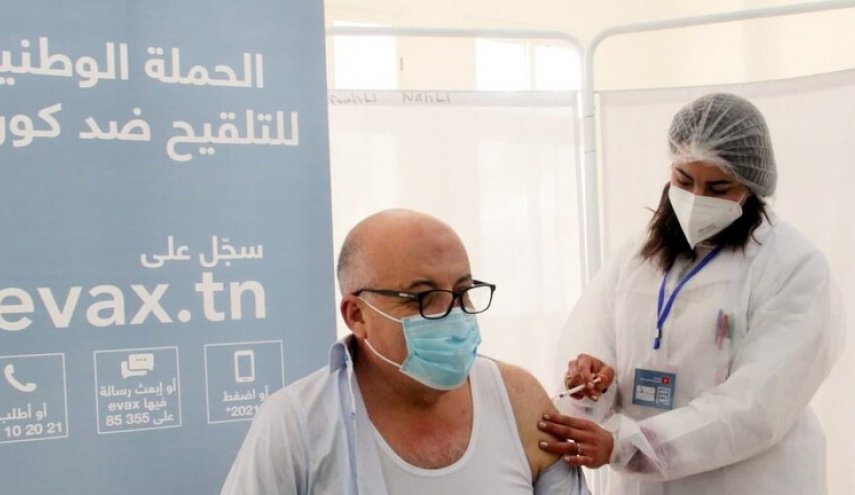 وزير الصحة التونسي يتلقى أول جرعة من لقاح 