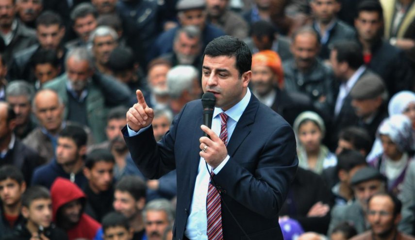 دميرتاش يتهم إردوغان بحظر حزبه للفوز في الانتخابات 