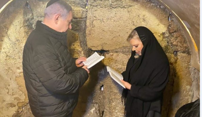 بالصور: نتنياهو يتضرع أمام حائط البراق للفوز بالانتخابات 