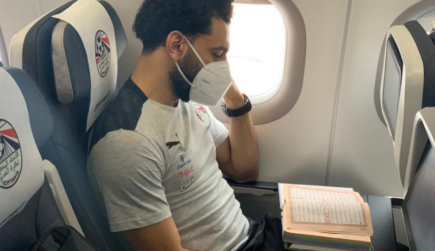 شاهد.. محمد صلاح يقرأ القرآن اثناء السفر الى كنيا